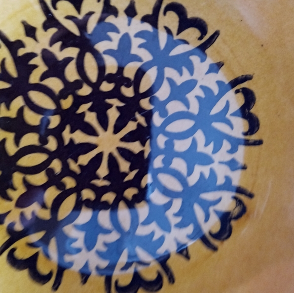 Small yellow dish/bowl with pattern - Picture 2 of 4